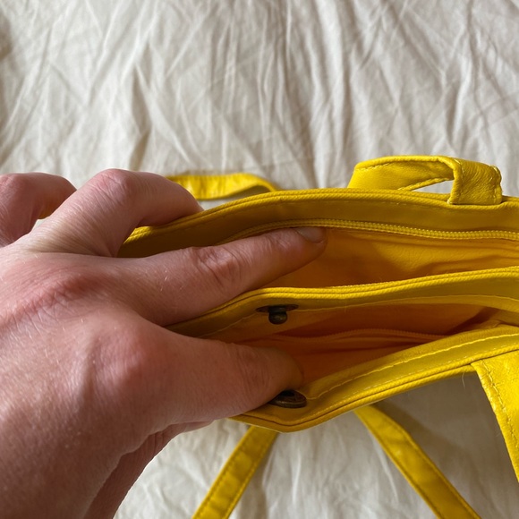 Vintage yellow faux leather shoulder handbag - Picture 3 of 3